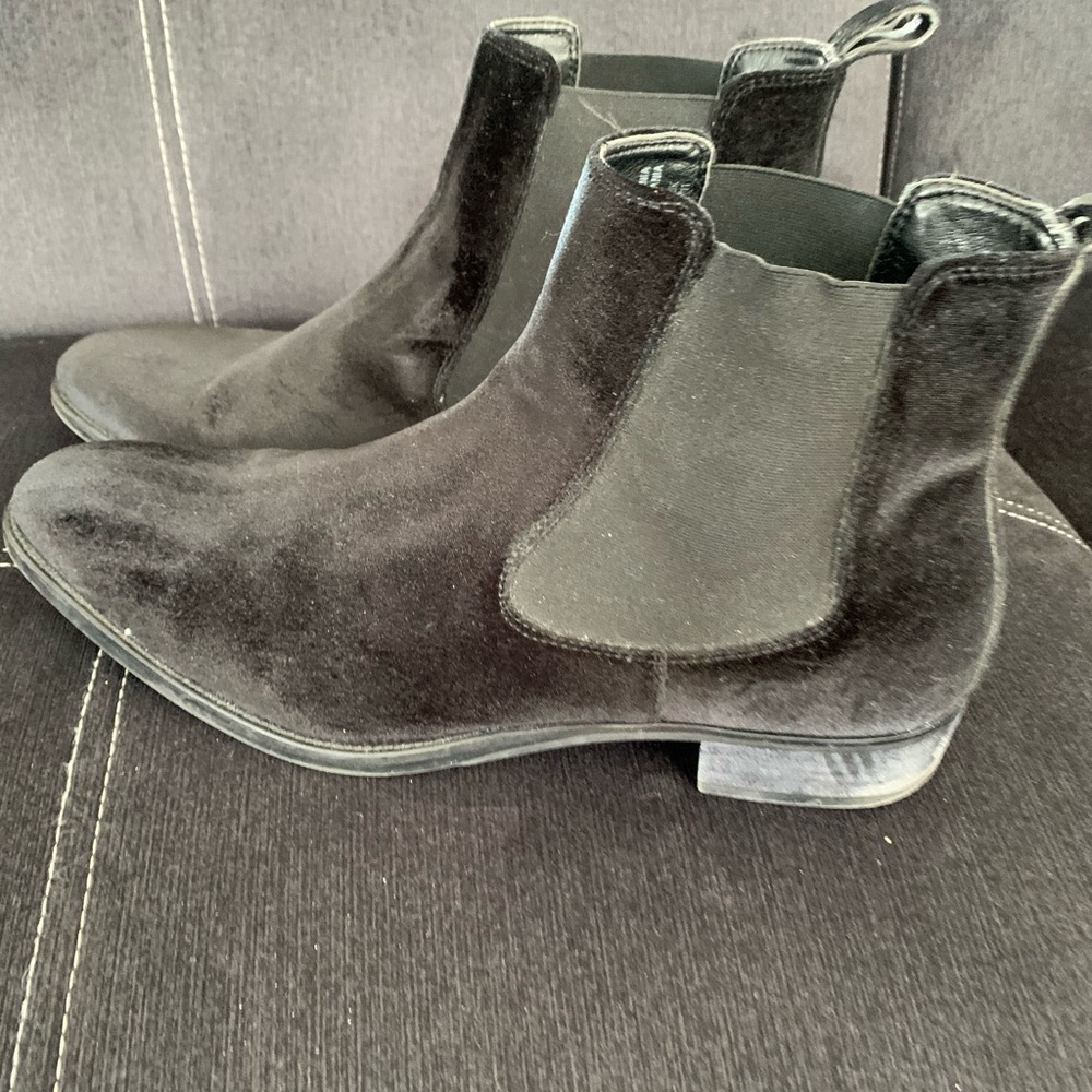 Black velvet ankle boot in very good condition.
